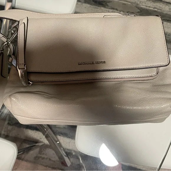 Michael Kors grey/taupe bag. Multiple inside pockets. No marks or flaws. - Picture 5 of 15
